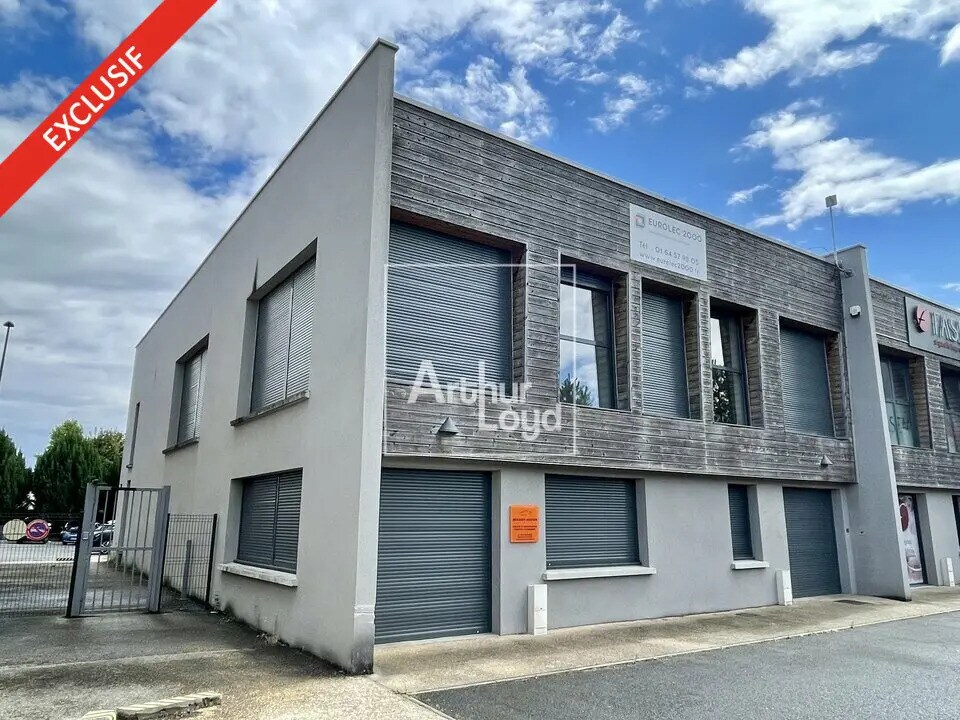 Office in Saint-Pierre-du-Perray for sale Building Photo- Image 1 of 11