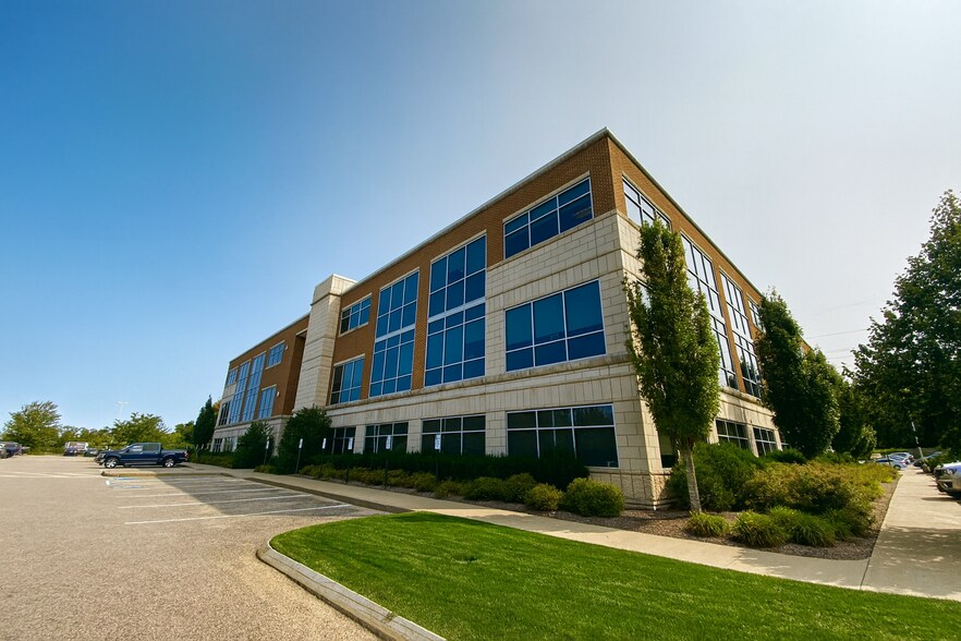 117 Metro Center Blvd, Warwick, RI à louer - Photo du bâtiment - Image 3 de 6