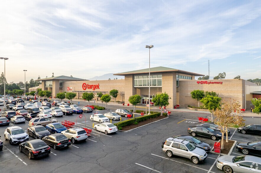 16920-17296 Slover Ave, Fontana, CA à louer - Photo du bâtiment - Image 2 de 12