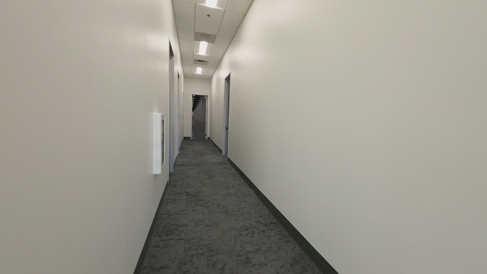 1850 Continental Blvd, Charlotte, NC à louer - Vidéo sur l’inscription commerciale - Image 3 de 9