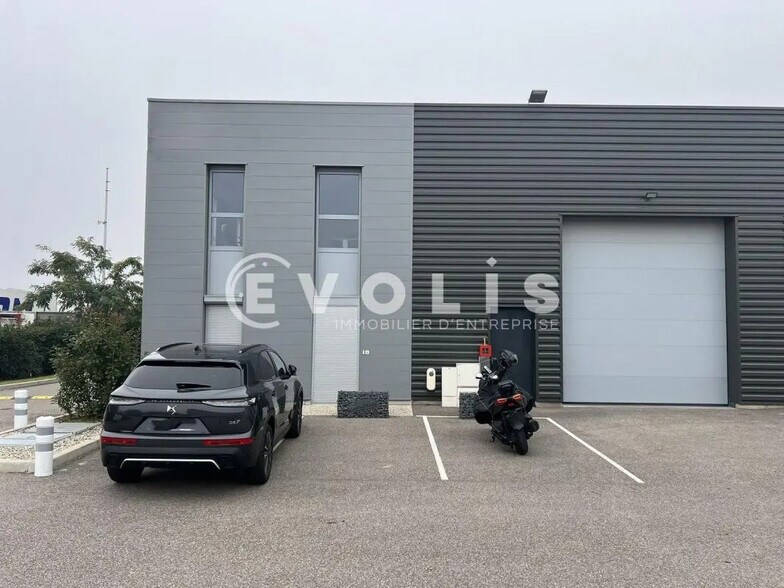 Office in Genas for lease - Building Photo - Image 1 of 14