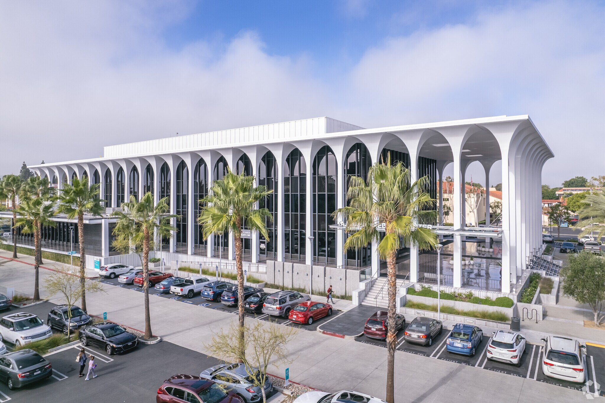 23521 Paseo de Valencia, Laguna Hills, CA à louer Photo du bâtiment- Image 1 de 18