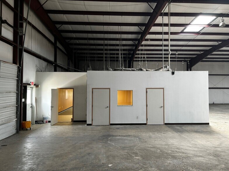 111 E McCarty Ln, San Marcos, TX à louer - Photo du bâtiment - Image 2 de 7