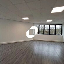 Flex in Montigny-le-Bretonneux for lease Building Photo- Image 2 of 2