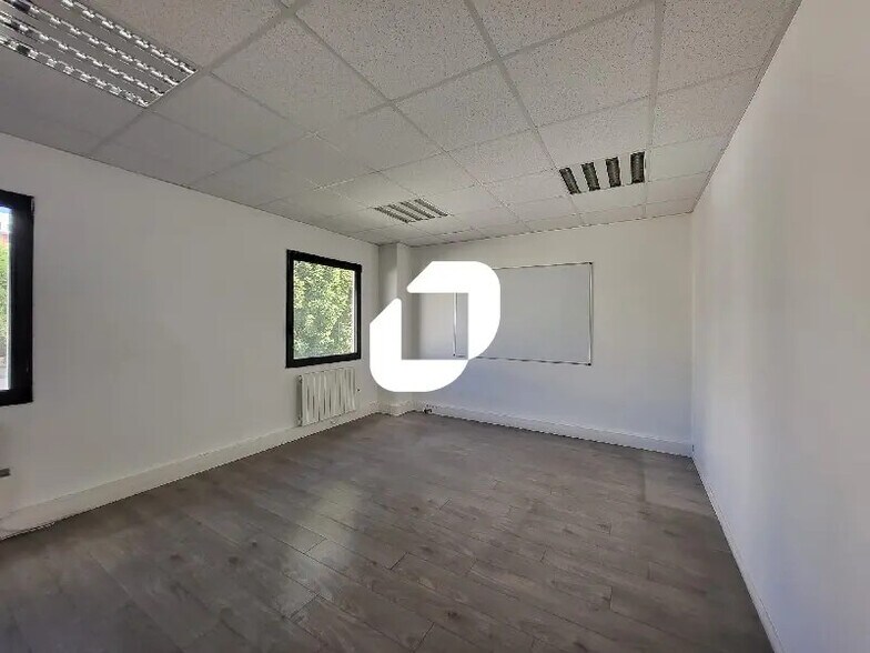 Flex dans Vitry-sur-Seine à louer - Photo du bâtiment - Image 2 de 8