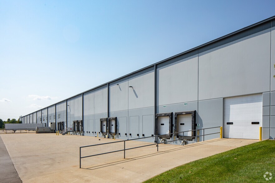 1765-1795 Worldwide Blvd, Hebron, KY à louer - Photo du bâtiment - Image 3 de 3