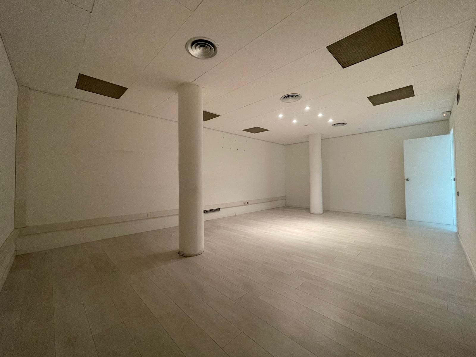Office in Barcelona, Barcelona for lease Interior Photo- Image 1 of 17