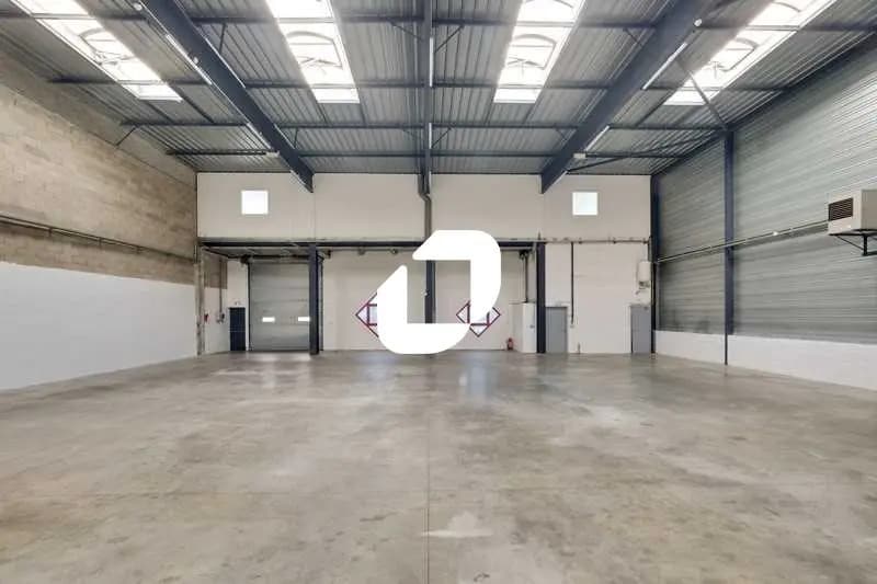 Flex in Élancourt for lease Building Photo- Image 1 of 8