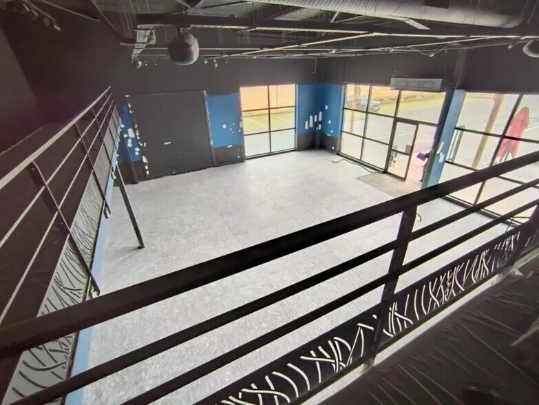 Retail in Bourgoin-Jallieu for lease - Interior Photo - Image 2 of 3