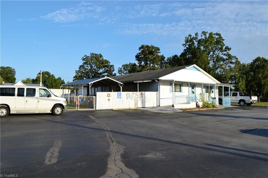 719 Fisher Ferry St, Thomasville, NC for sale - Building Photo - Image 2 of 2