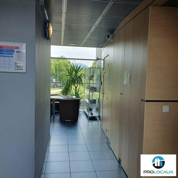 Bureau dans Montbonnot-Saint-Martin à louer - Photo du bâtiment - Image 3 de 24