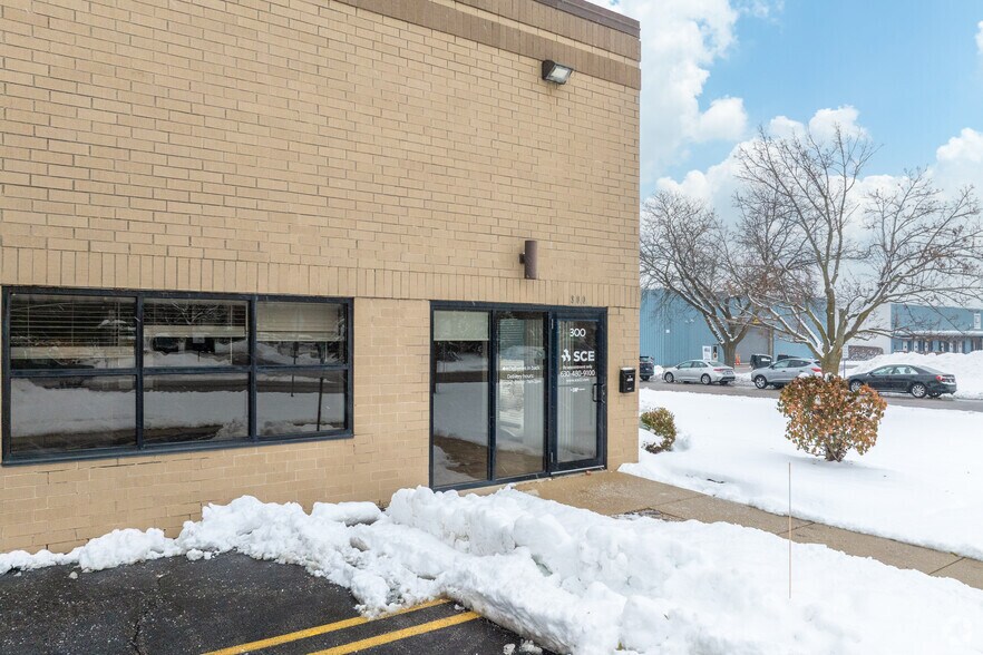 300 S Westgate Dr, Carol Stream, IL à louer - Photo du bâtiment - Image 2 de 4