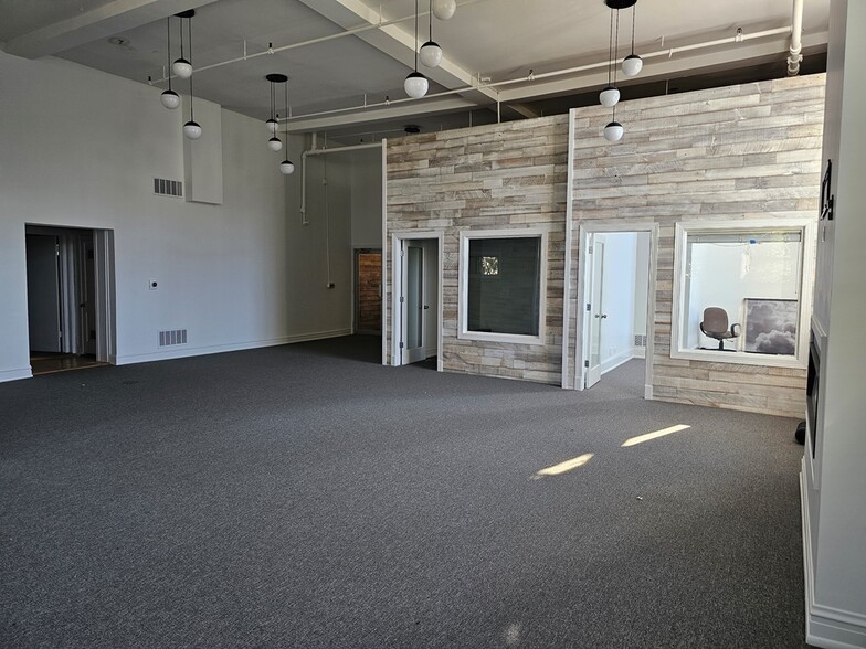 2411 N Clybourn Ave, Chicago, IL for lease - Building Photo - Image 3 of 6