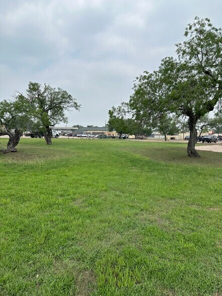 000 Hwy 119, Yorktown, TX à louer - Photo du bâtiment - Image 2 de 7