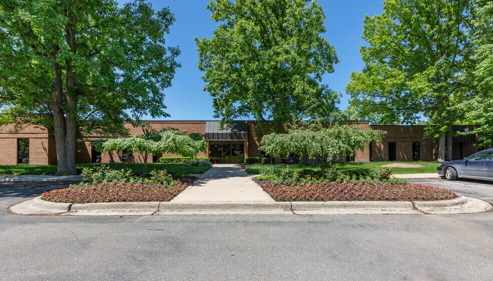 1300-1390 Eisenhower Pl, Ann Arbor, MI à louer - Photo du bâtiment - Image 1 de 2