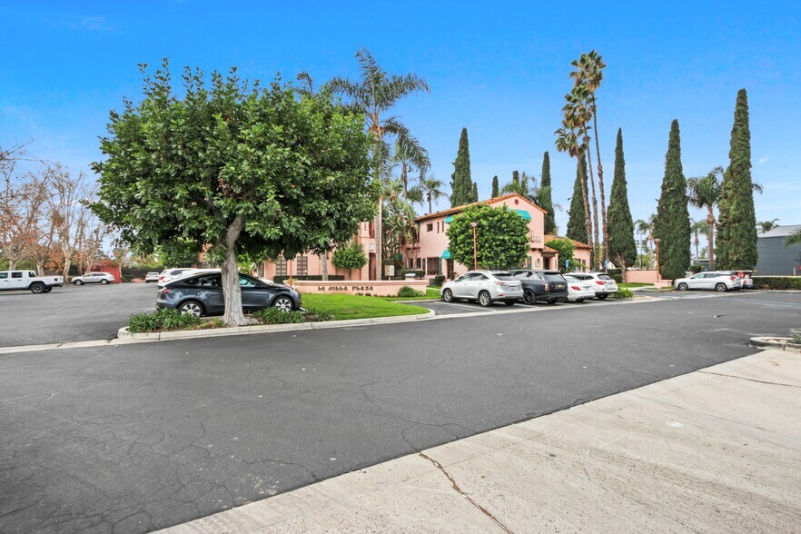 1252-1254 Irvine Blvd, Tustin, CA à louer - Photo du bâtiment - Image 3 de 5