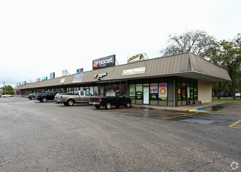 701-715 W Henderson St, Cleburne, TX for lease - Building Photo - Image 2 of 5