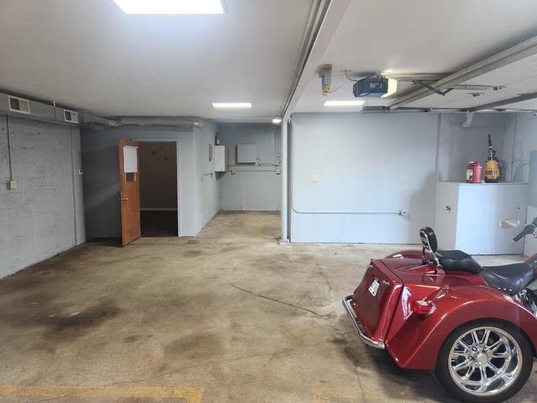 N91W16356 Pershing Ave, Menomonee Falls, WI for lease - Building Photo - Image 1 of 5