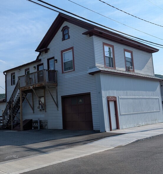 22 Porter St, North Adams, MA à vendre - Photo principale - Image 1 de 10