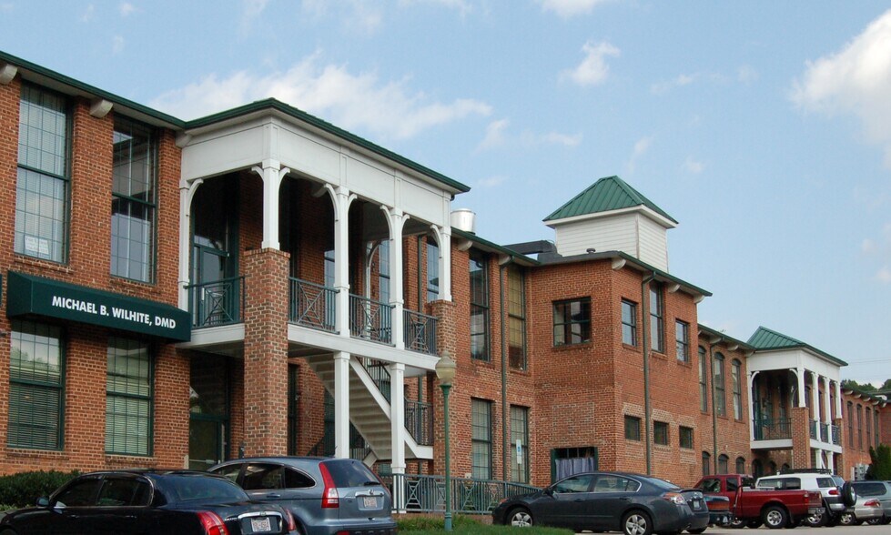 209 Delburg St, Davidson, NC à louer - Photo du bâtiment - Image 2 de 2