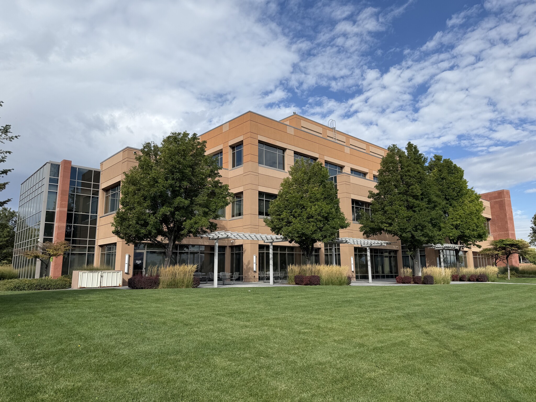 2479 S Lake Park Blvd, West Valley City, UT à vendre Photo principale- Image 1 de 8