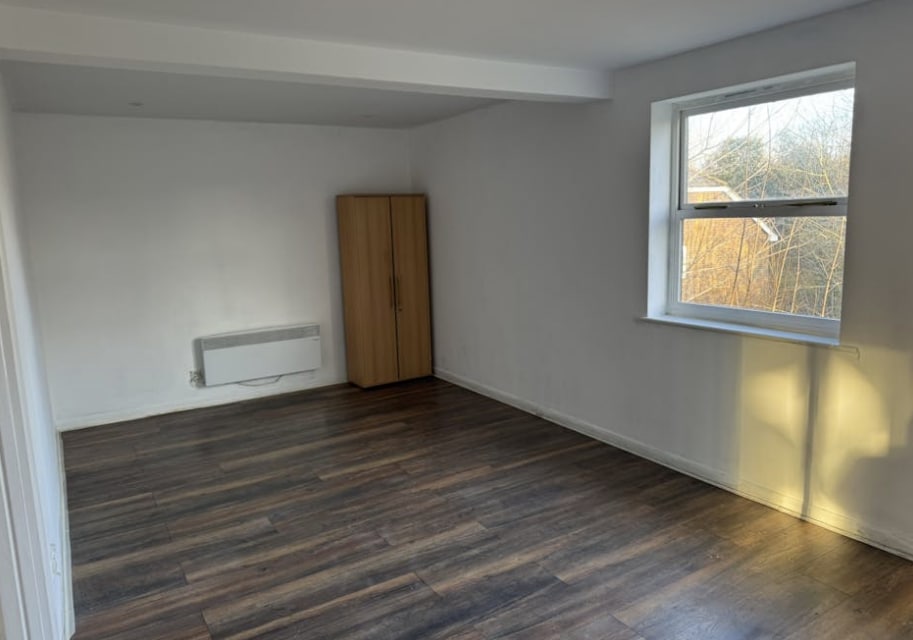 10-10B Robin Hood Rd, Woking à louer Photo intérieure- Image 1 de 3