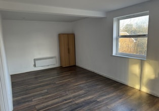 10-10B Robin Hood Rd, Woking à louer Photo intérieure- Image 1 de 3