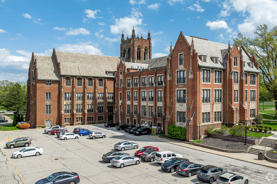 Notre Dame College Campus portefeuille de 2 propriétés à vendre sur LoopNet.ca - Photo du bâtiment - Image 3 de 33