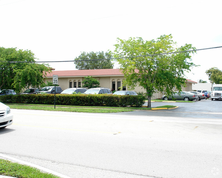 7500 NW 5th St, Plantation, FL à vendre - Photo du bâtiment - Image 3 de 8