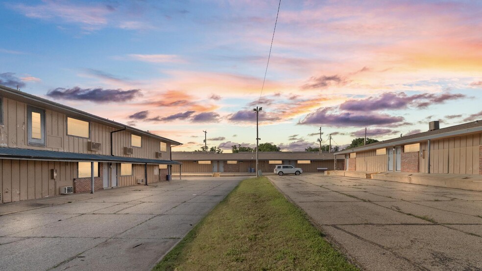 116 NW 14th St, Abilene, KS à vendre - Photo du bâtiment - Image 3 de 17