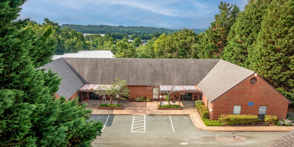 3040 Berkmar Dr, Charlottesville, VA à louer - Photo du bâtiment - Image 3 de 15