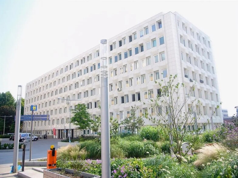 Office in Créteil for lease - Building Photo - Image 2 of 12