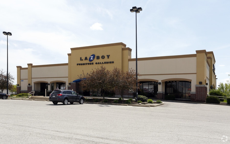 La-Z-Boy Corporate Sale-Leaseback portfolio of 5 properties for sale on LoopNet.ca - Building Photo - Image 1 of 3