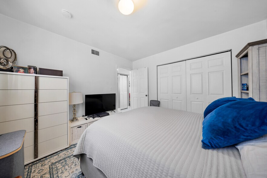 569 SW 4th St, Miami, FL à vendre - Photo du bâtiment - Image 3 de 34