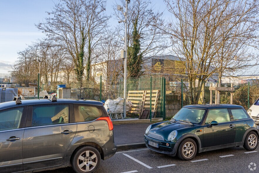 Local d'activités dans Vaulx-en-Velin à vendre - Photo du bâtiment - Image 2 de 4