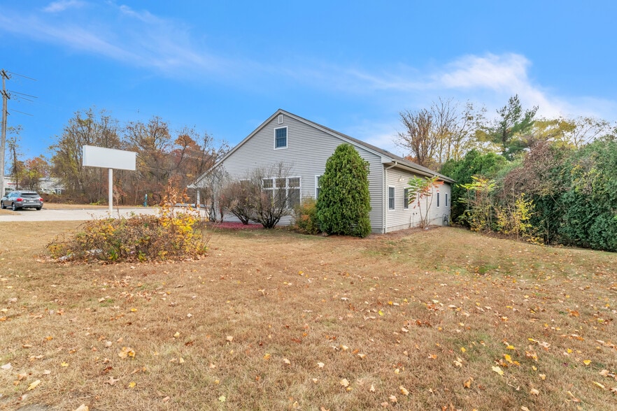 1361 Memorial Dr, Chicopee, MA for lease - Building Photo - Image 3 of 21