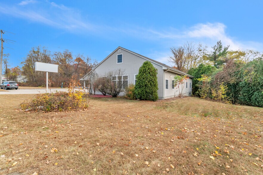 1361 Memorial Dr, Chicopee, MA à louer - Photo du bâtiment - Image 3 de 21