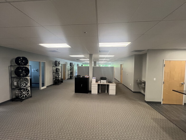 45525 Grand River Ave, Novi, MI for lease - Interior Photo - Image 2 of 5
