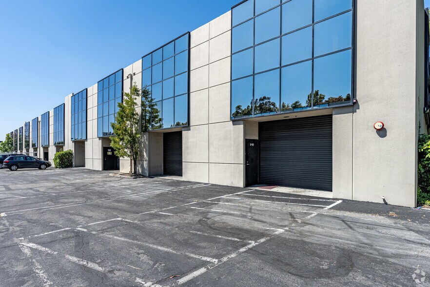 2530 E Corporate Pl, Monterey Park, CA à louer - Photo du b timent - Image 1 de 7