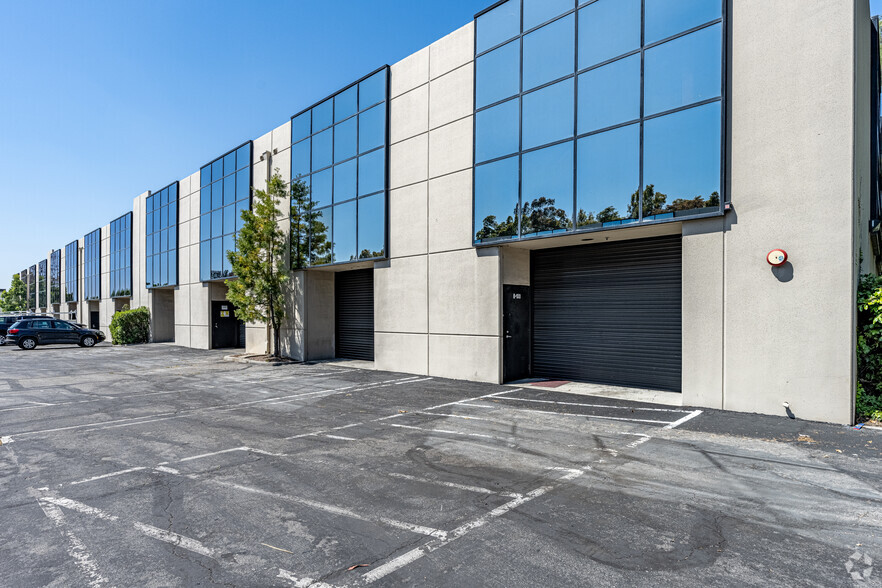 2530 E Corporate Pl, Monterey Park, CA à louer - Photo du bâtiment - Image 1 de 7