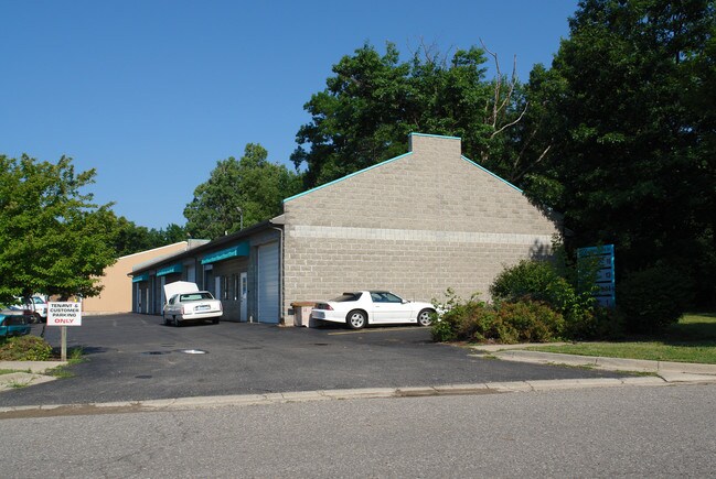 More details for 400 Business Centre Dr, Lansing, MI - Flex for Lease