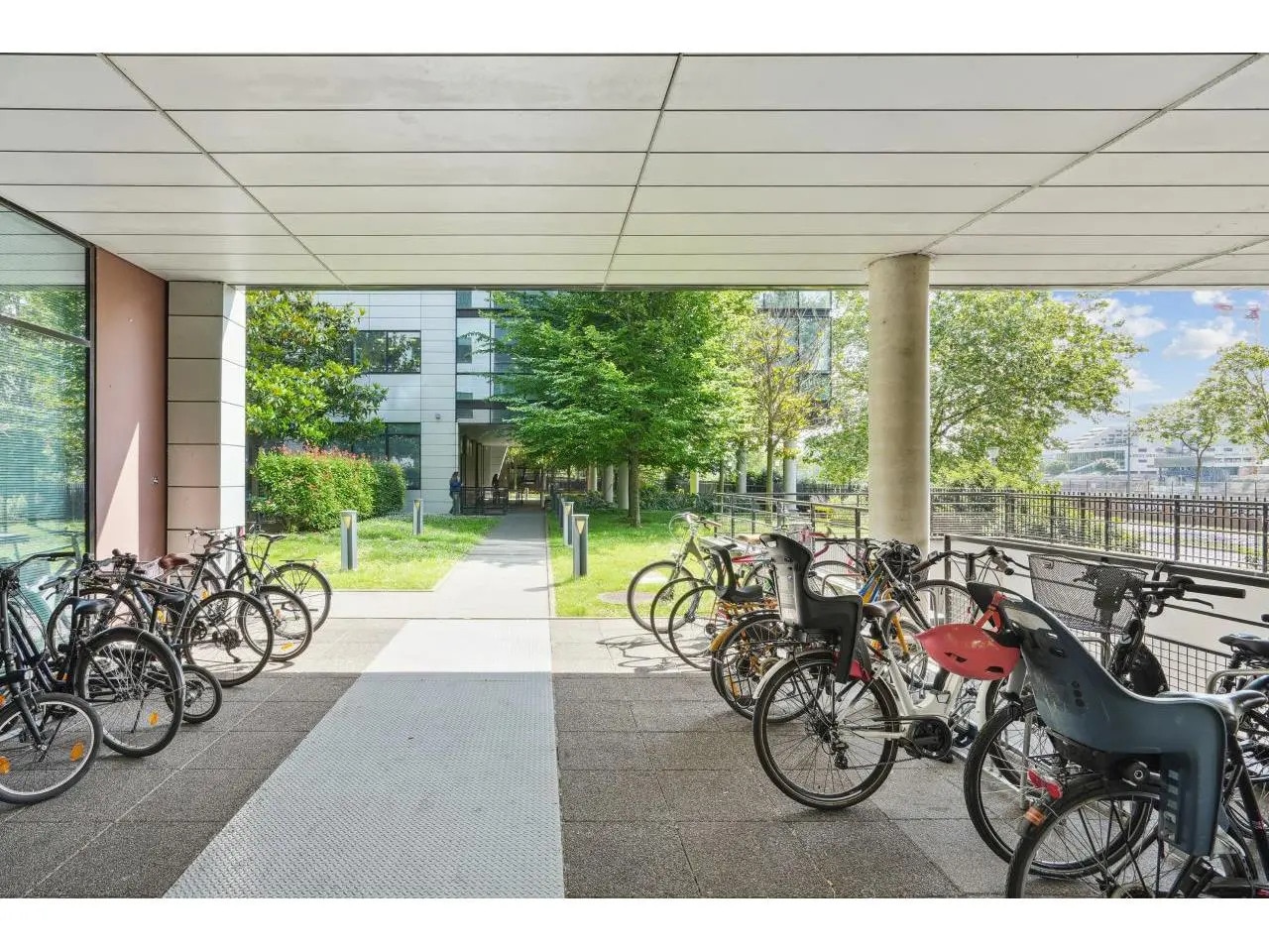 Office in Asnières-sur-Seine for lease Building Photo- Image 1 of 37