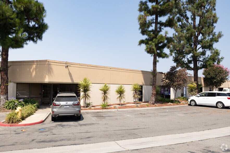 2021 W Commonwealth Ave, Fullerton, CA à louer - Photo du bâtiment - Image 3 de 4