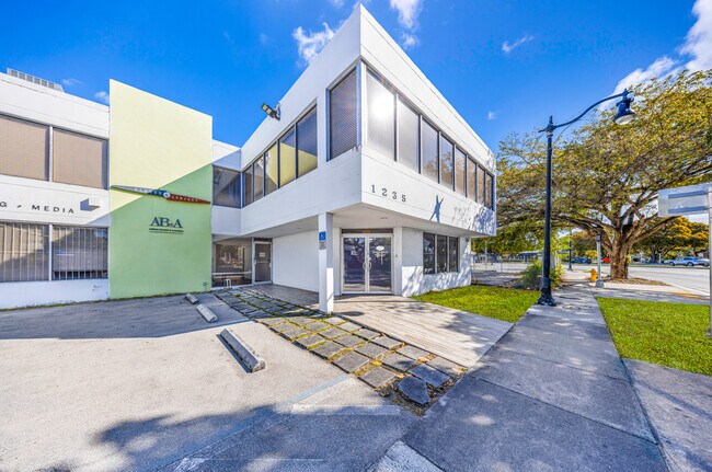 Plus de détails pour 1235 SW 22nd St, Miami, FL - Bureau à louer