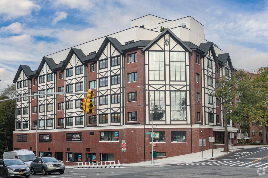 241-15 Northern Blvd, Flushing, NY à louer - Photo du bâtiment - Image 1 de 4