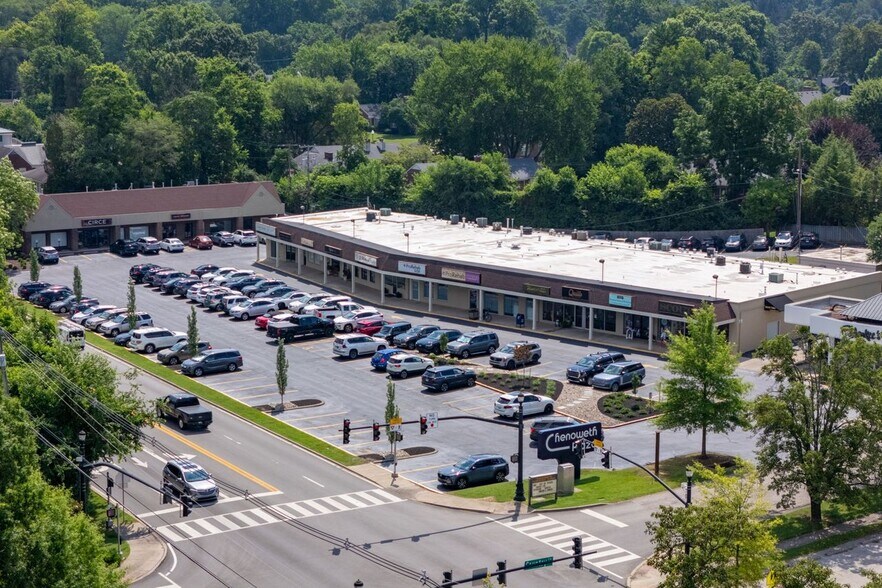 3642 Brownsboro Rd, Louisville, KY à louer - Photo du bâtiment - Image 3 de 12