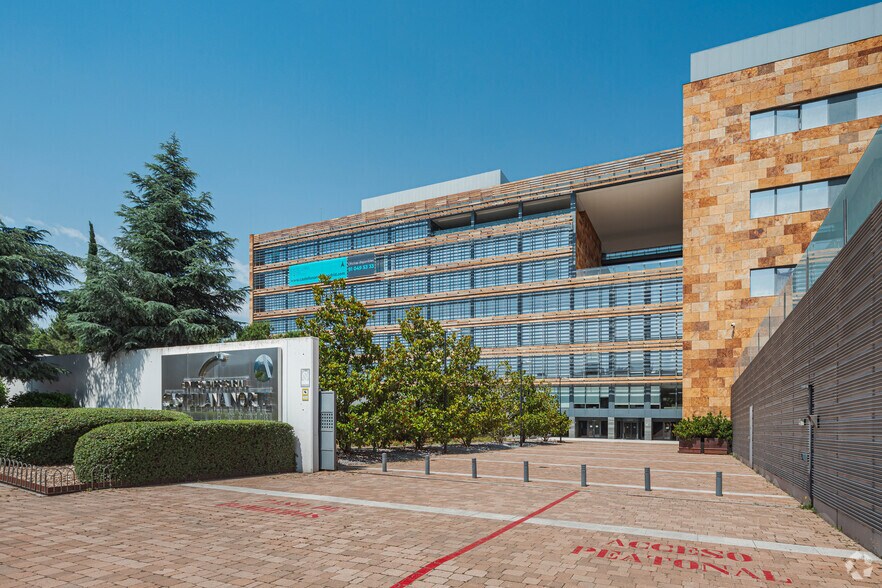 Calle de Isabel Colbrand, 22, Madrid, Madrid à louer - Photo du bâtiment - Image 1 de 10