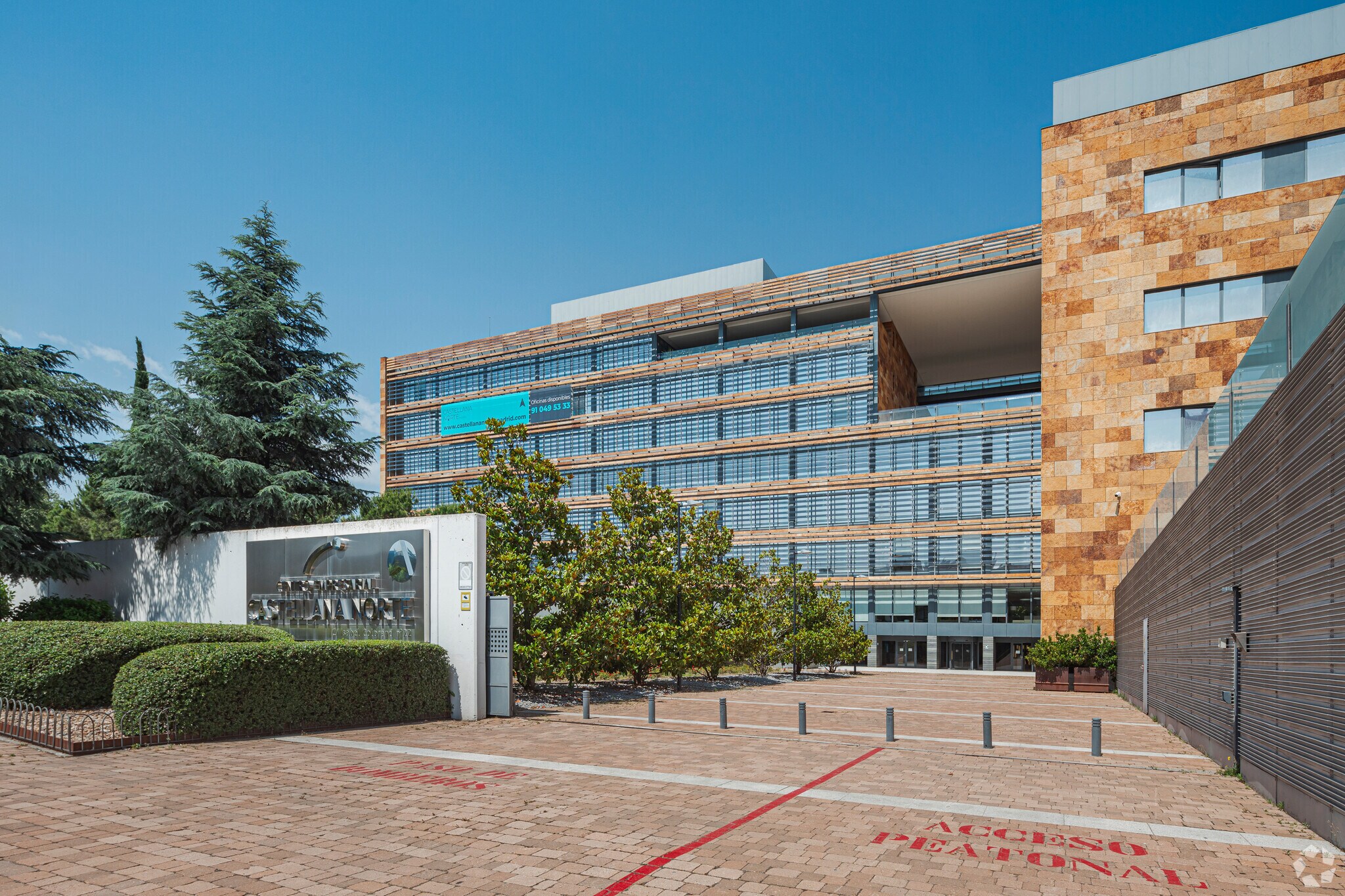 Calle de Isabel Colbrand, 22, Madrid, Madrid à louer Photo du bâtiment- Image 1 de 12