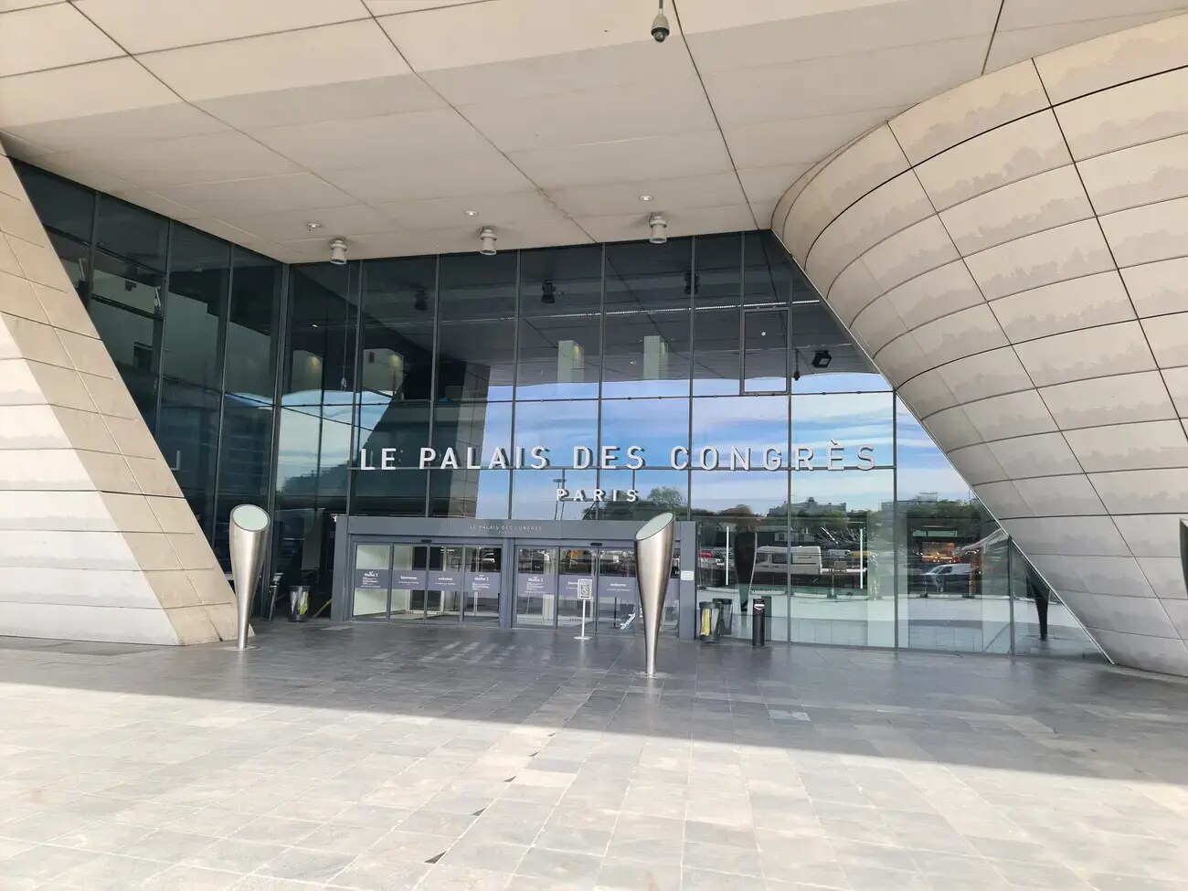 2-16 Place De La Porte Maillot, Paris for lease Building Photo- Image 1 of 6