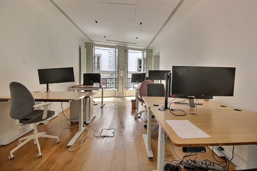 20 Rue Saint-Lazare, Paris à louer - Photo du bâtiment - Image 3 de 12